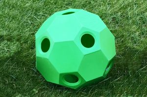 hay play feeder ball in green